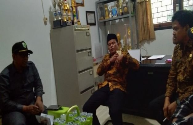 Foto : Koordinator Komisi 1 bersama Camat Sampang di ruang camat