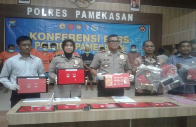 Foto: Kapolres Pamekasan AKBP  Djoko Lestari saat menunjukkan barang bukti