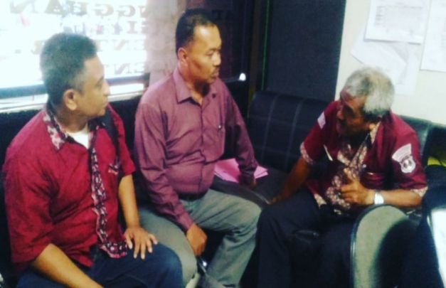 Foto: Fatoni (paling kiri) saat berada di ruangan SPKT Polres Lumajang