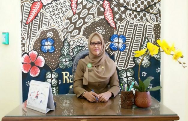 Foto: Kepala UPT Puskesmas Larangan, Erlina SST.MM di Ruang Kerjanya.