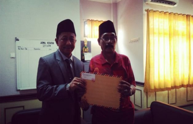 Foto : Sekwan DPRD Sampang Anwari Muhammad didampingi ketua JCW Sampang H.  Tohir saat melayangkan surat audiensi ke dua