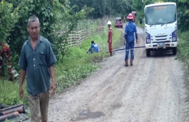 Foto: petugas PT PBS saat memperbaiki Pipa Transfer yg disabotase