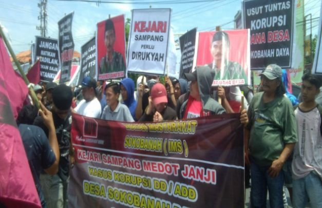 Foto : Aksi LSM MDW dan IMS di depan Kantor Kejari Sampang