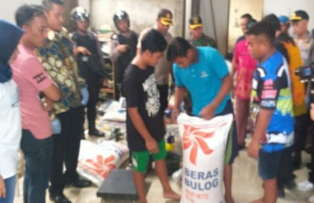 Foto: para pekerja pabrik beras oplosan sedang beraktifitas dan disaksikan langsung polisi