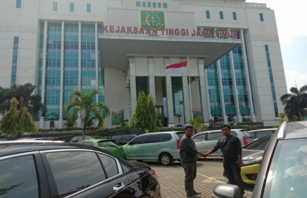 Foto : Masyarakat dari Desa Bira Barat didampingi LSM JCW di depan Kejati Jatim
