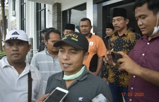 Foto : Khairul Kalam,  sekretaris LSM JCW Jatim bersama masyarakat Desa Bira barat di depan Kejari Sampang