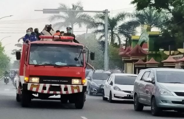 Foto: Tim satgas saat melakukan penyemprotan di sejumlah ruas Jalan Protokal Kabupaten Bangkalan.