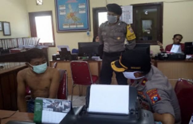Foto: Tersangka saat di amankan petugasnya