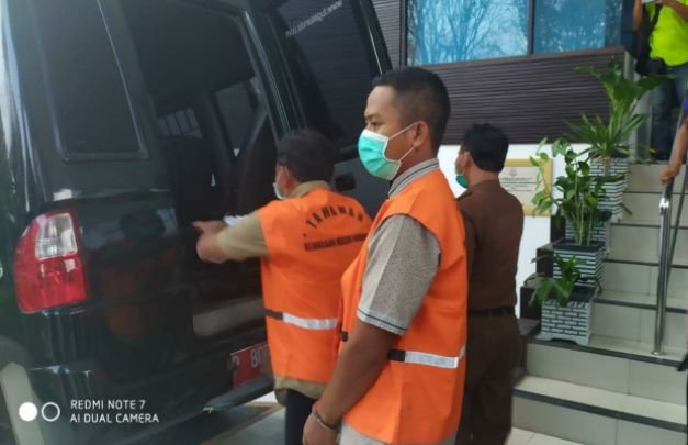 Foto: Kades Non Aktif Hartono dan Kades Sempol digelandang ke LP Kelas IIB Bondowoso
