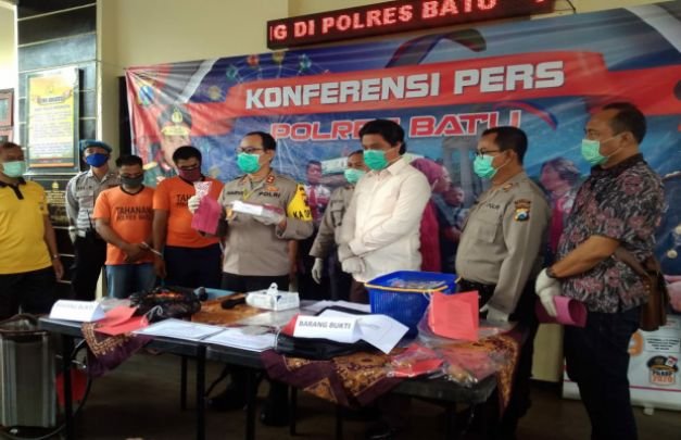 Foto: Kapolres Batu didampingi Kasat Reskrim Polres Batu saat gelar press release ungkap kasus pencurian.