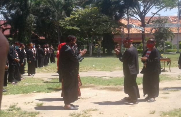 Foto: Bupati Pamekasan dan Wabup saat memberikan ucapan selamat kepada pejabat yang sudah dilantik