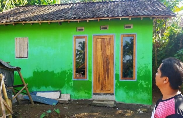 Foto: Safi'i saat Menunjukkan kualitas bangunan milik Ibu Mina, Desa Sumbersalak.