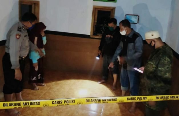 Foto: Petugas Kepolisian Sektor Klakah, saat melakukan olah TKP
