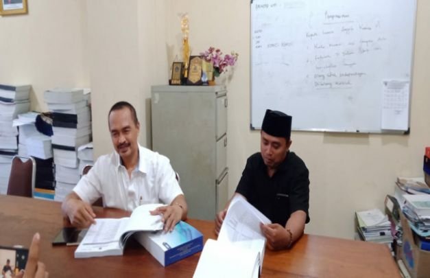 Foto: Sejumlah anggota dewan saat membedah salinan APBD.
