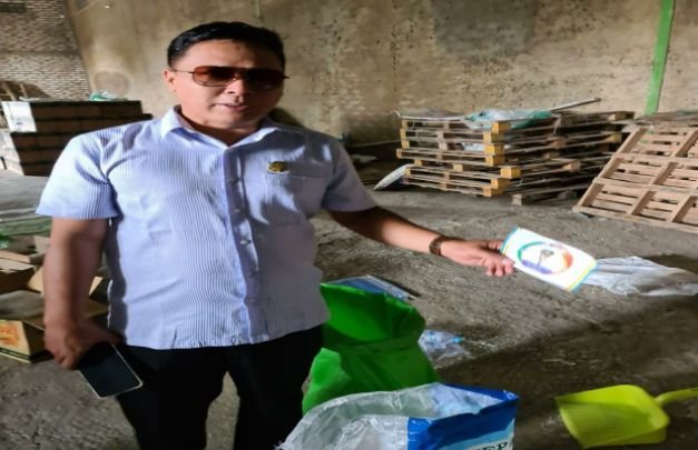 Foto : GERAM, H Subaidi, Anggota Komisi D DPRD Bangkalan saat sidak gudang Dinsos. 