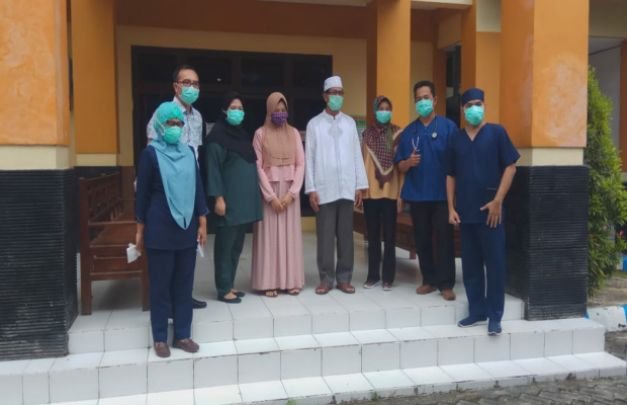 Foto: Dua pasien covid 19 saat akan pulang usai dinyatakan sembuh