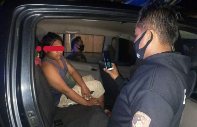 Foto: Kapolsek Pasirian Iptu Agus Sugiharto megintrogasi pelaku usai ditangkap