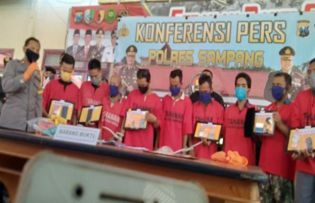 Foto : Para pengedar, pengguna dan pemakai narkoba saat press rilis di Mapolres Sampang