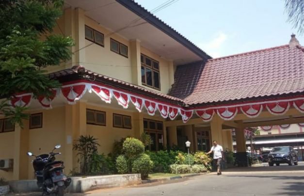 Foto : Seorang warga melintas didepan gedung DPRD Bangkalan