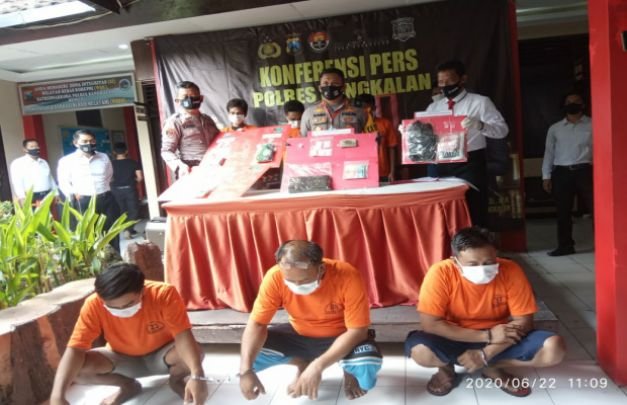 Foto : Tujuh pelaku penyalahgunaan narkoba saat digelandang ke Polres Bangkalan. 