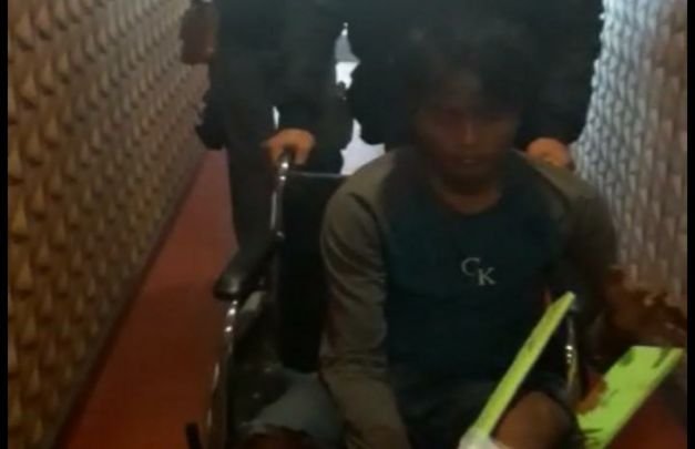 Foto: Tersangka 'AA' saat digelandang ke Mapolres Lumajang, usai menjalani perawatan di RS Bhayangkara