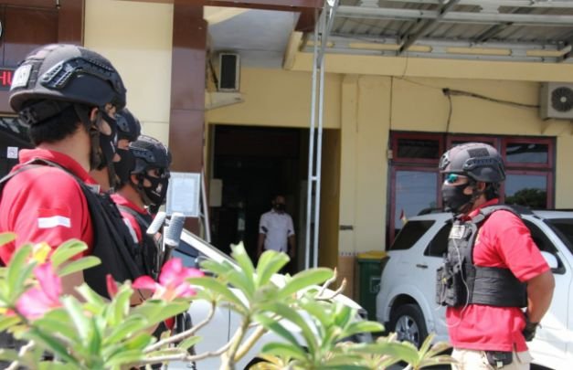 Foto : Petugas melakukan identifikasi di TKP