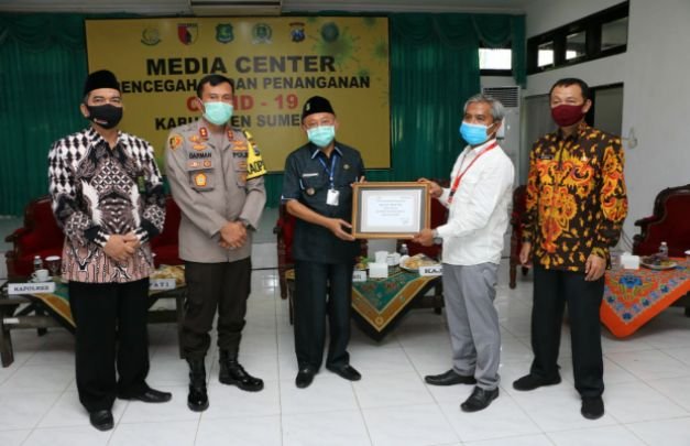 Foto: penyeran bantuan ratusan alat rapid test oleh pt tanjung odi ke pemkab sumenep