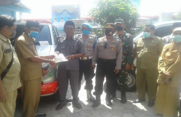 Foto: Camat Palengaan saat menyerahkan mobil sehat kepada salah satu kepala desa