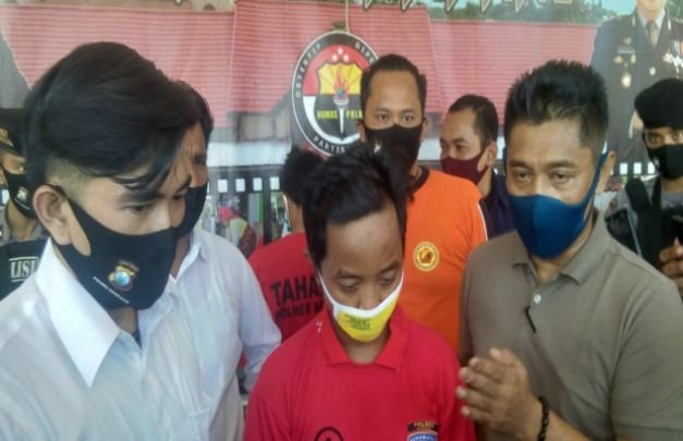 Foto : Ishak Maulana, tersangka penggelapan mobil rental diapit petugas Satreskrim Polres Sampang