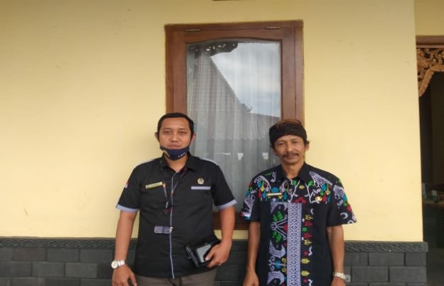 Foto: Ketua LBH 19.III Malang Andi Rachmanto, SH bersama Kepala Desa Selorejo Bambang Soponyono.