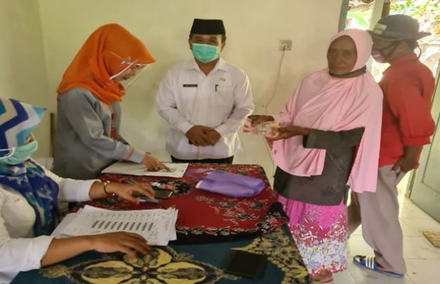 Foto: PLT. Kepala Dinas Sosial Pamekasan Cek Penyaluran Bantuan
