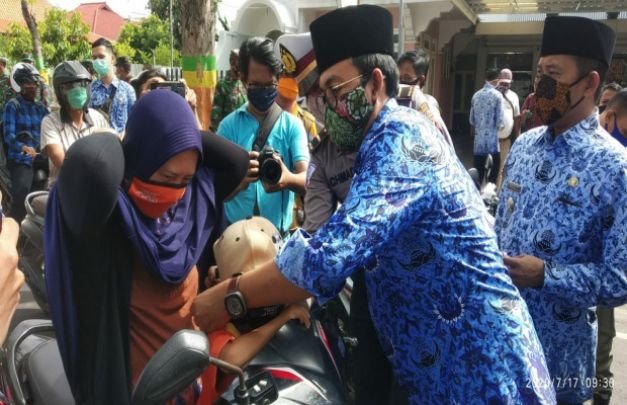 Foto: Bupati dan Wakil Bupati Pamekasan Saat Pasangkan Masker
