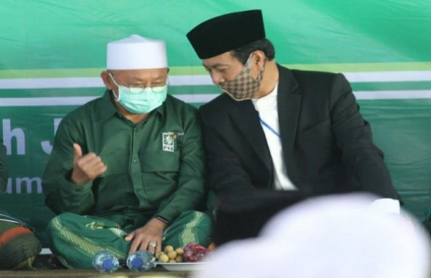 Foto: Bupati Sumenep A Busyro Karim mengobrol dengan Cabup Fattah Jasin diacara deklarasi dujungan parpol