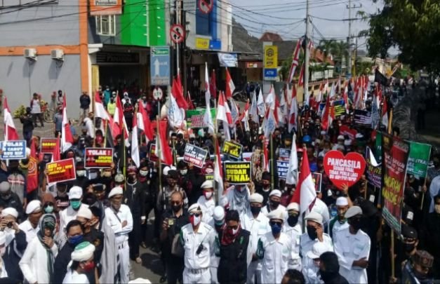 Foto: Ratusan massa saat menggelar aksi di depan kantor DPRD Jember