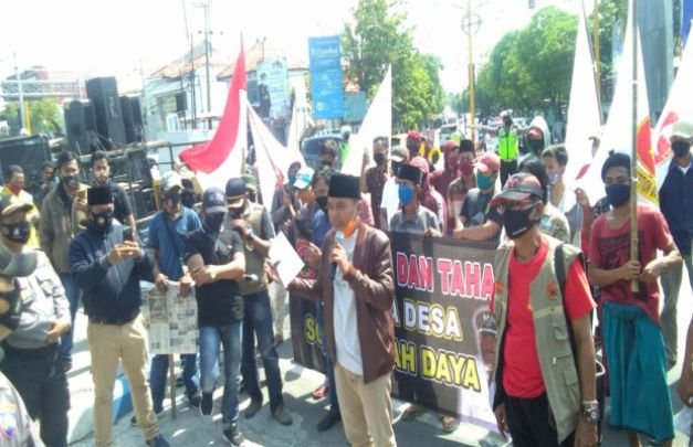 Foto : Masyarakat Desa Sokobanah lakukan aksi di depan Kantor Kejari Sampang