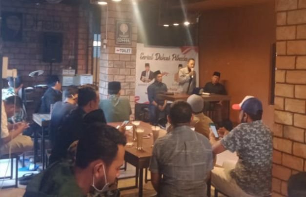 Foto: suasana diskusi politik pilkada di sebuah cafe Sumenep