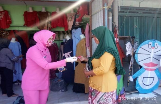 Foto : Ketua Bhayangkari Cabang Bangkalan dr.Nova Rama Putra saat membagikan masker ke masyarakat