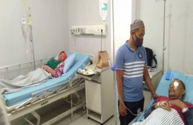 Foto : Pasutri korban penganiayaan bersama anaknya di RSUD dr Mohammad ZYN Sampang
