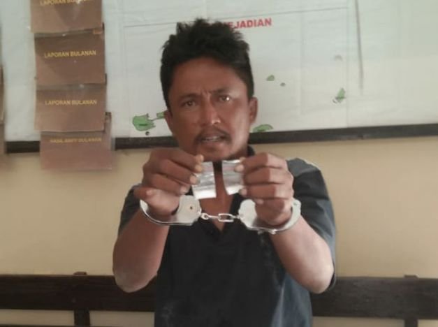 Foto: Tersangka menunjukkan barang bukti