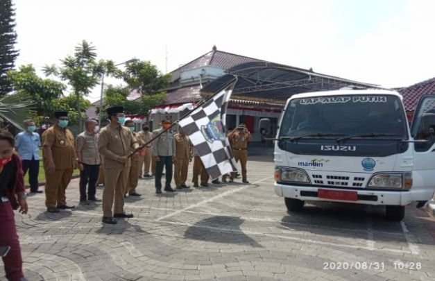 Foto : Bupati Bangkalan melepas armada tangki air bersih