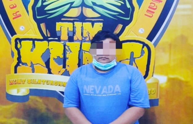 Foto: 'AH' (tersangka), saat diamankan di Mapolres Lumajang