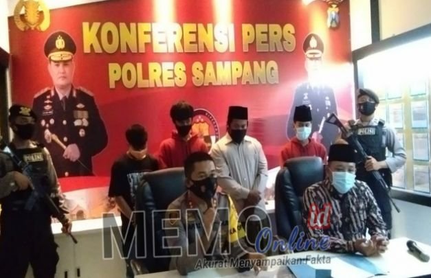 Foto : Kapolres dan Bupati Sampang saat Konferensi pers di Mapolres Sampang