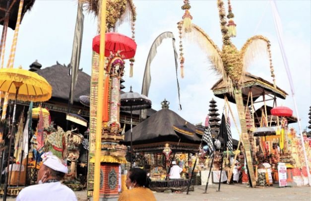 Foto:Penjor dalam Upacara keagamaan umat Hindu di Pura Ulun Danu Batur (dok. Humas Kanwil Kemenag Provinsi Bali)