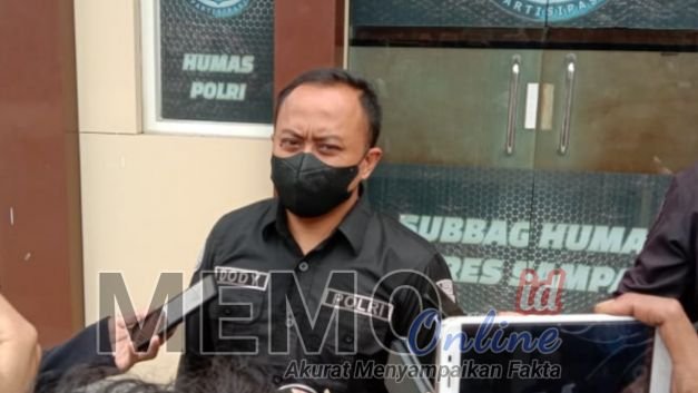 Foto : Iptu Dody Darmawan, Kasi Humas Polres Sampang saat memberikan keterangan kepada wartawan di Mapolres Sampang 
