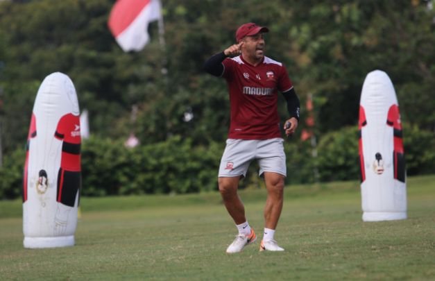 Foto: Fabio Araujo Lefundes saat melatih timnya