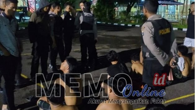 Foto : Polisi saat melakukan pemeriksaan terhadap remaja yang terlibat perang sarung