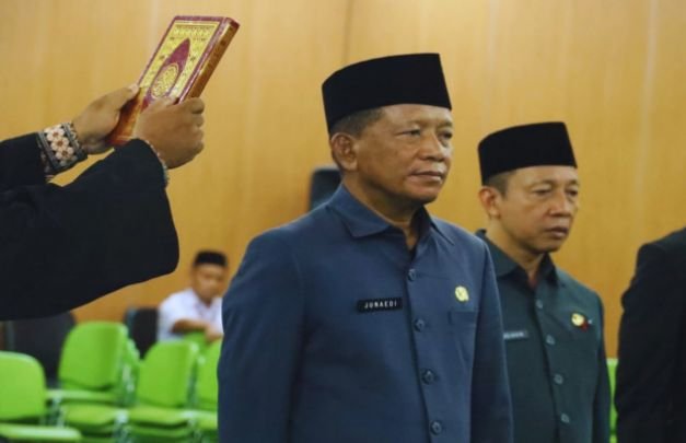 Foto: Drs. Junaedi saat pelantikan 