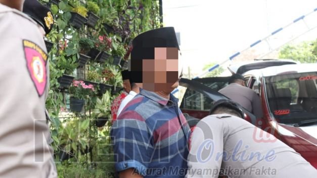Foto : Polisi  melakukan pemeriksaan terhadap pengunjung PN Sampang 
