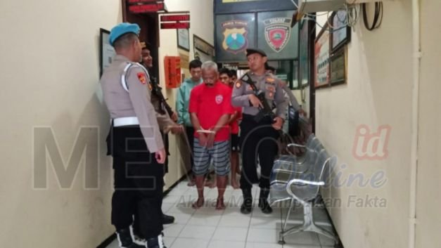 Foto : Oknum Kepsek Cabul digelandang jajaran Polres Sampang beberapa waktu lalu 