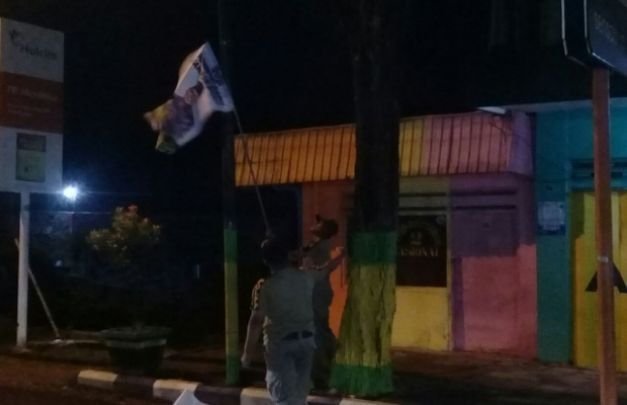 Foro Satpol PP saat Menurunkan Baliho